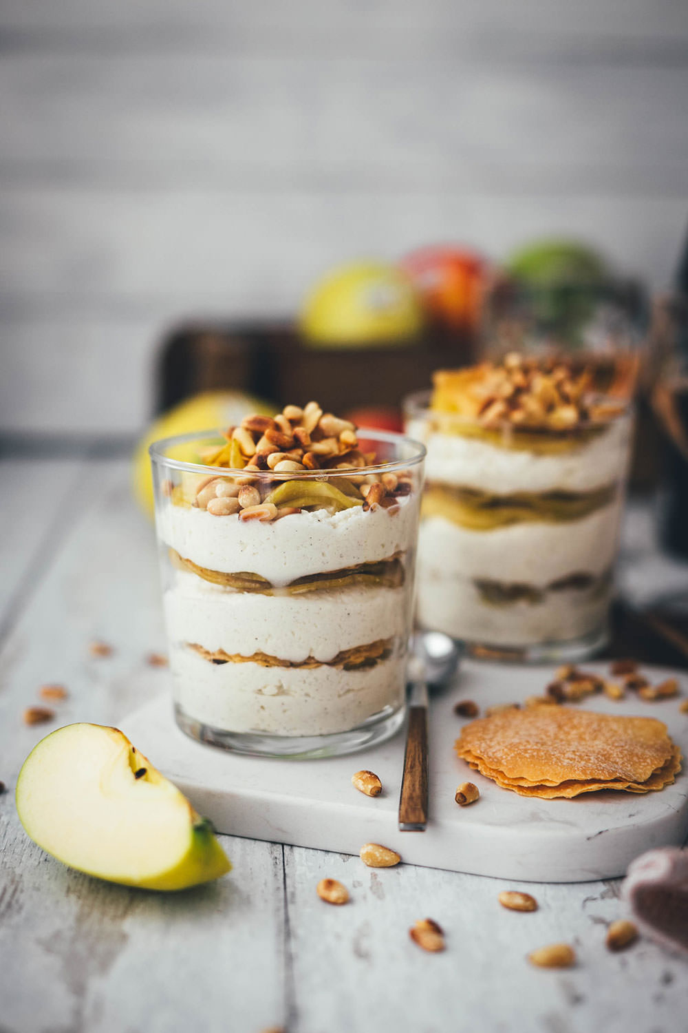 Rezept für super einfaches und leckeres Apfelstrudel-Dessert im Glas – sanft gedünsteter Südtiroler Apfel g.g.A. trifft auf knusprige Strudelteig-Türmchen und sahnige Mascarpone-Vanille-Creme. Garniert mit gerösteten Pinienkernen wird das Dessert ein toller Twist zu klassischem Strudel und italienischen Dessert! | moeyskitchen.com