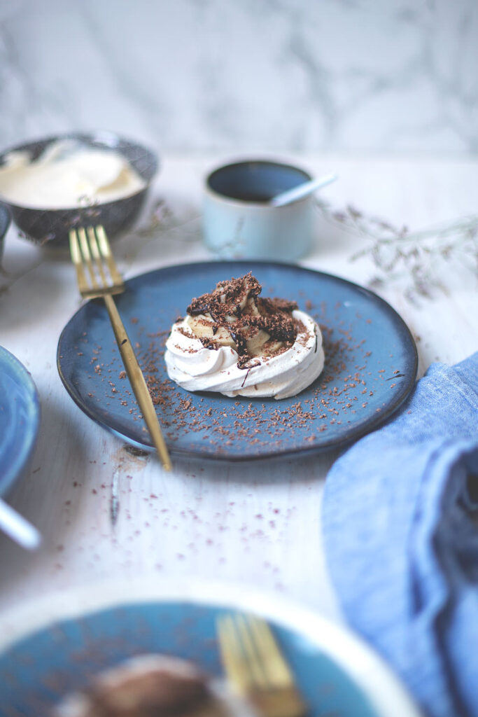 Rezept für kleine Baisers mit Maronencreme und Schokoladensauce | wunderbare Dessertidee, die richtig was her macht, aber super unkompliziert zuzubereiten ist! | moeyskitchen.com