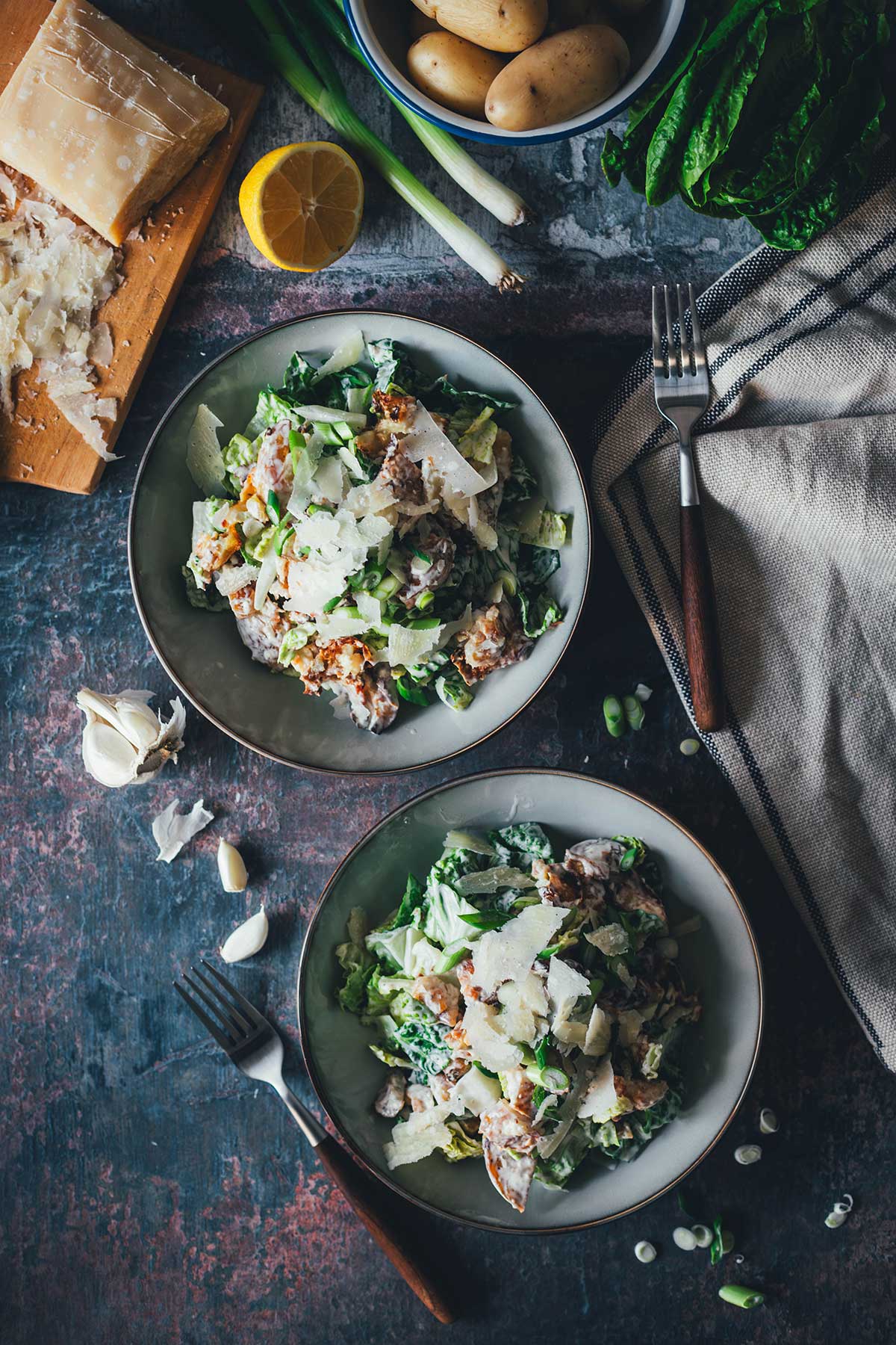 Rezept für Crunchy Kartoffelsalat im Caesar Salad Style – der Food-Trend "Crispy Smashed Potato Salad" in meiner Variante als knuspriger Kartoffelsalat mit Romanasalat und Parmesan. Knusprige Quetschkartoffeln treffen auf knackigen Caesar Salad! | moeyskitchen.com