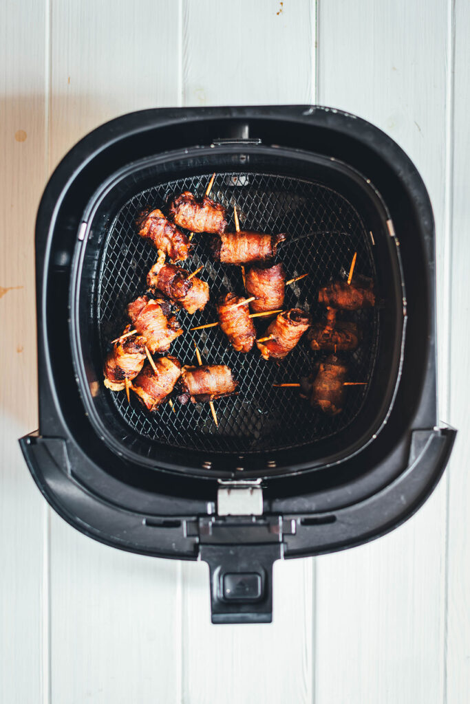 Rezeptidee für den spanischen Tapas-Klassiker Datteln im Speckmantel. Statt aus der Pfanne hier in einer Version aus dem Airfryer bzw. der Heißluftfritteuse. Mit nur drei Zutaten und in 10 Minuten lässt sich dieser Snack auf den Tisch zaubern. Probiert es mal aus! | moeyskitchen.com