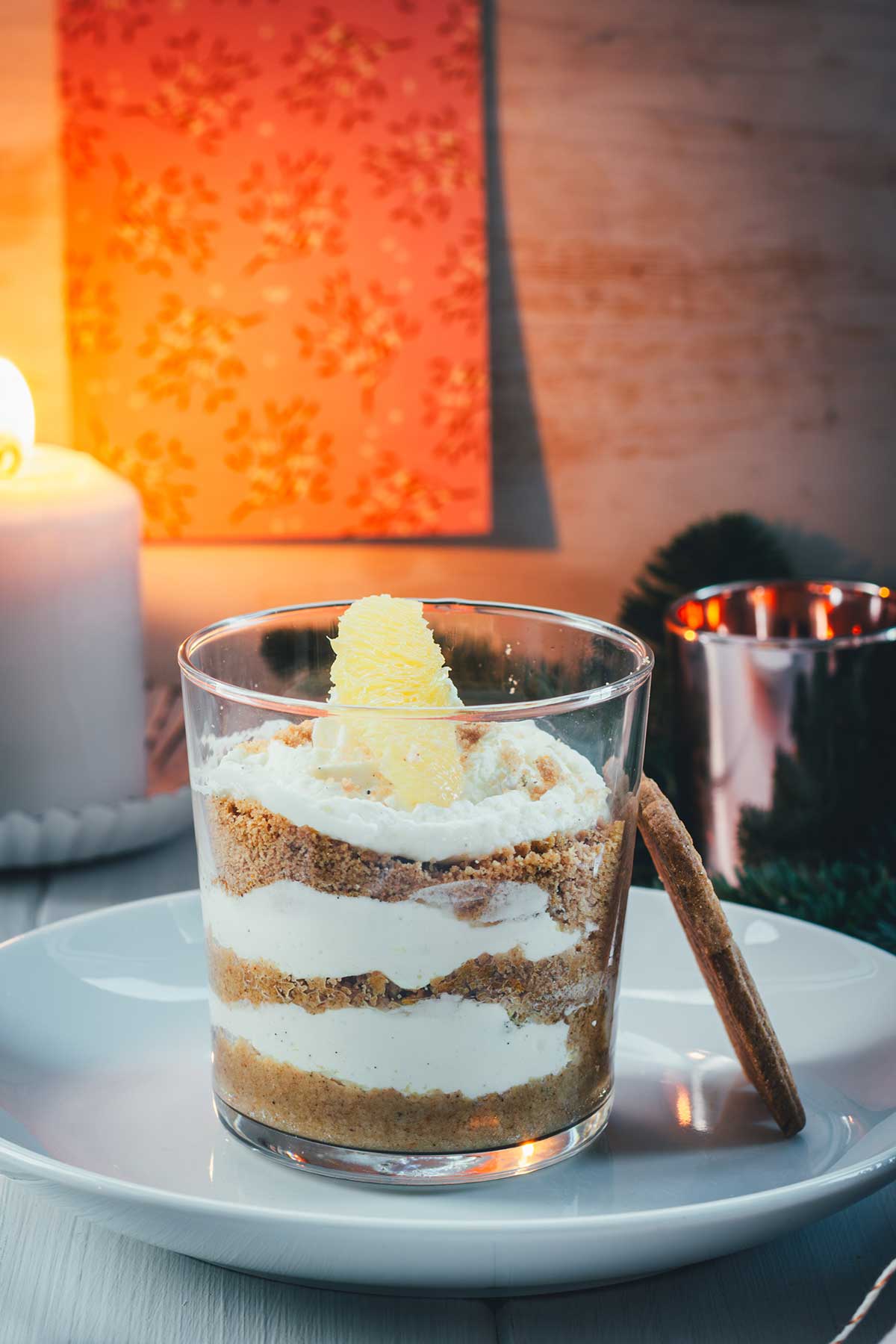Ein wirklich schnelles und ganz einfaches Dessert für die Weihnachtszeit: Dieses Spekulatius-Dessert mit Orange und Tonkabohne wird aus knusprigem Gewürzspekulatius, frischen Orangenfilets und einer köstlichen Mascarpone-Tonkabohnen-Creme geschichtet – mit wenigen Zutaten zubereitet und ideal für jeden Adventssonntag oder die Feiertage! | moeyskitchen.com