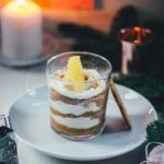 Ein wirklich schnelles und ganz einfaches Dessert für die Weihnachtszeit: Dieses Spekulatius-Dessert mit Orange und Tonkabohne wird aus knusprigem Gewürzspekulatius, frischen Orangenfilets und einer köstlichen Mascarpone-Tonkabohnen-Creme geschichtet – mit wenigen Zutaten zubereitet und ideal für jeden Adventssonntag oder die Feiertage! | moeyskitchen.com
