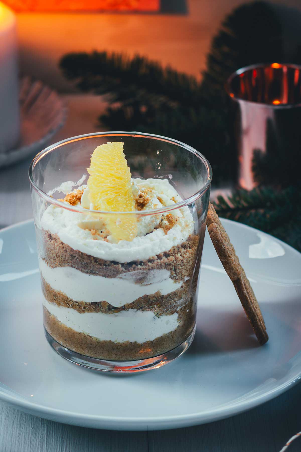 Ein wirklich schnelles und ganz einfaches Dessert für die Weihnachtszeit: Dieses Spekulatius-Dessert mit Orange und Tonkabohne wird aus knusprigem Gewürzspekulatius, frischen Orangenfilets und einer köstlichen Mascarpone-Tonkabohnen-Creme geschichtet – mit wenigen Zutaten zubereitet und ideal für jeden Adventssonntag oder die Feiertage! | moeyskitchen.com