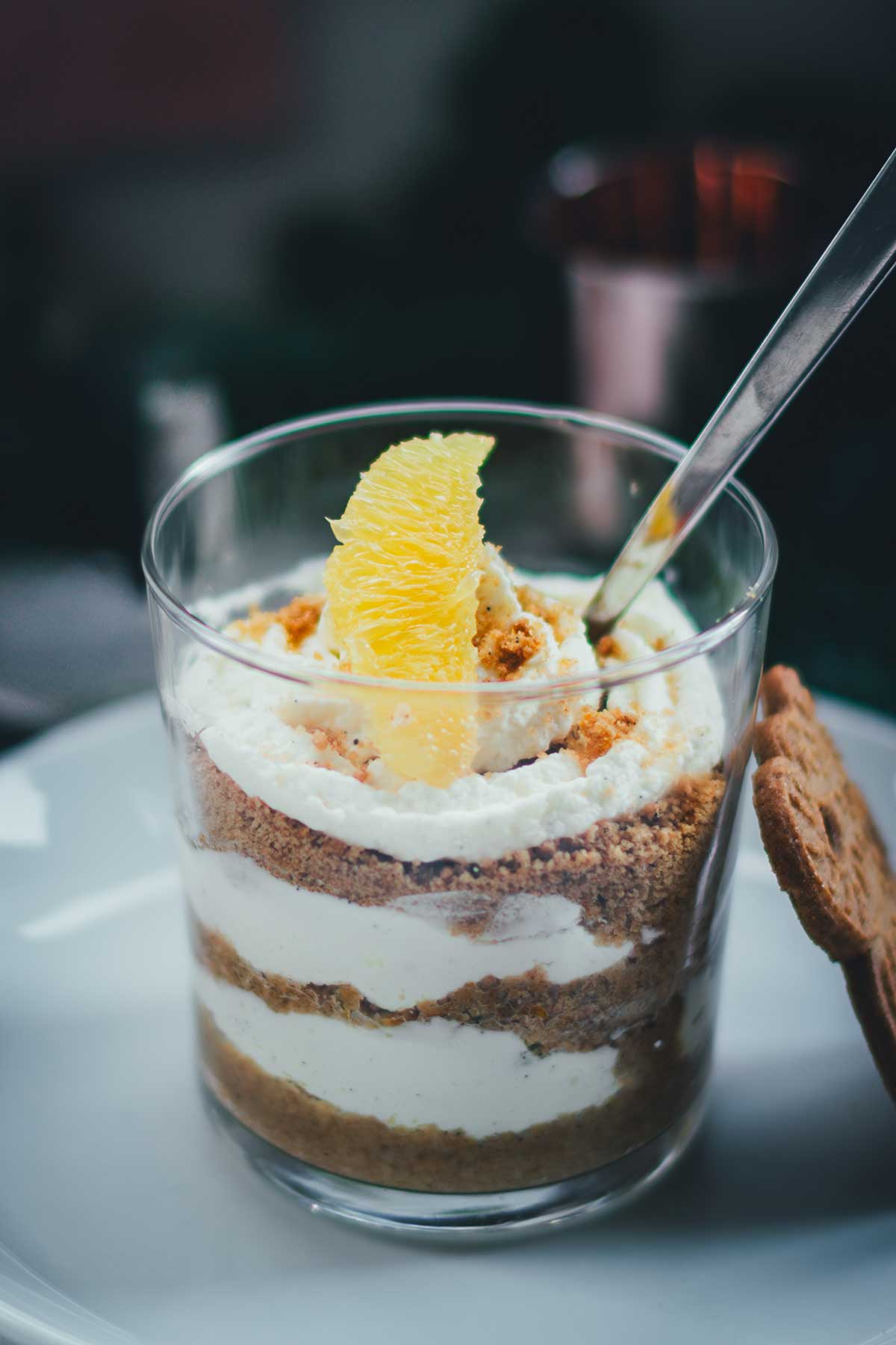 Ein wirklich schnelles und ganz einfaches Dessert für die Weihnachtszeit: Dieses Spekulatius-Dessert mit Orange und Tonkabohne wird aus knusprigem Gewürzspekulatius, frischen Orangenfilets und einer köstlichen Mascarpone-Tonkabohnen-Creme geschichtet – mit wenigen Zutaten zubereitet und ideal für jeden Adventssonntag oder die Feiertage! | moeyskitchen.com