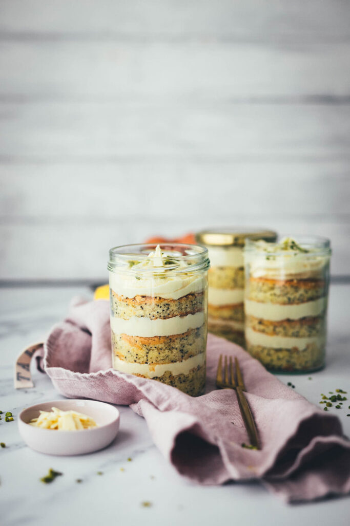 Entzückende Zitronen-Mohn-Törtchen mit weißer Schokoladen-Ganache – als kleine Torte im Einmachglas geschichtet und damit perfekt zum Mitnehmen und Verschenken! | moeyskitchen.com