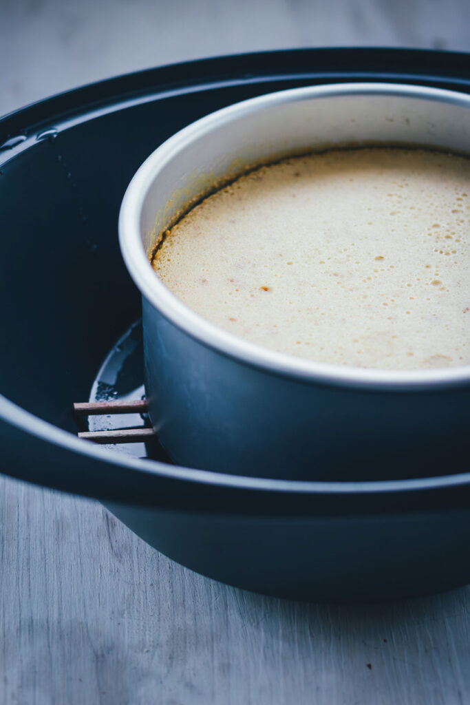 Backform auf Essstäbchen gestellt – für Cheesecake im Thermomix Varoma | moeyskitchen.com