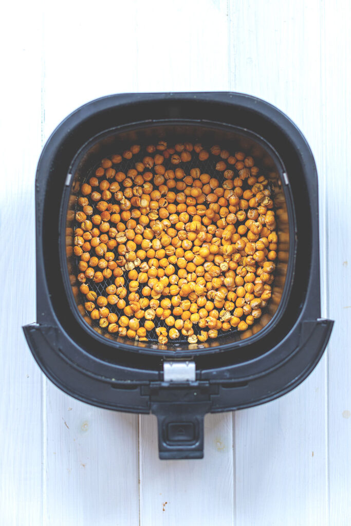 Rezept für geröstete Kichererbsen aus dem Airfryer | perfekter Snack aus der Heißluftfritteuse. So simpel und würzig! | moeyskitchen.com