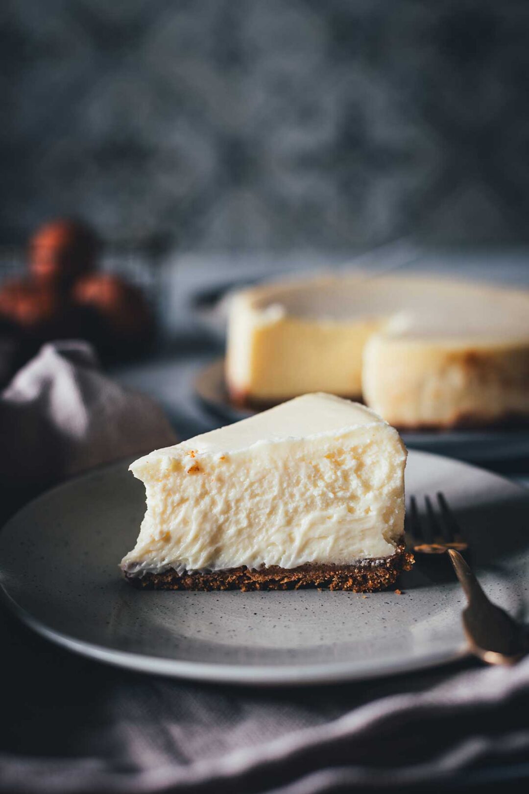 Rezept für den besten New York Cheesecake – cremig, klassisch, ohne Risse. Der Trick: perfekt gedämpft im Thermomix oder Dampfgarer! | moeyskitchen.com