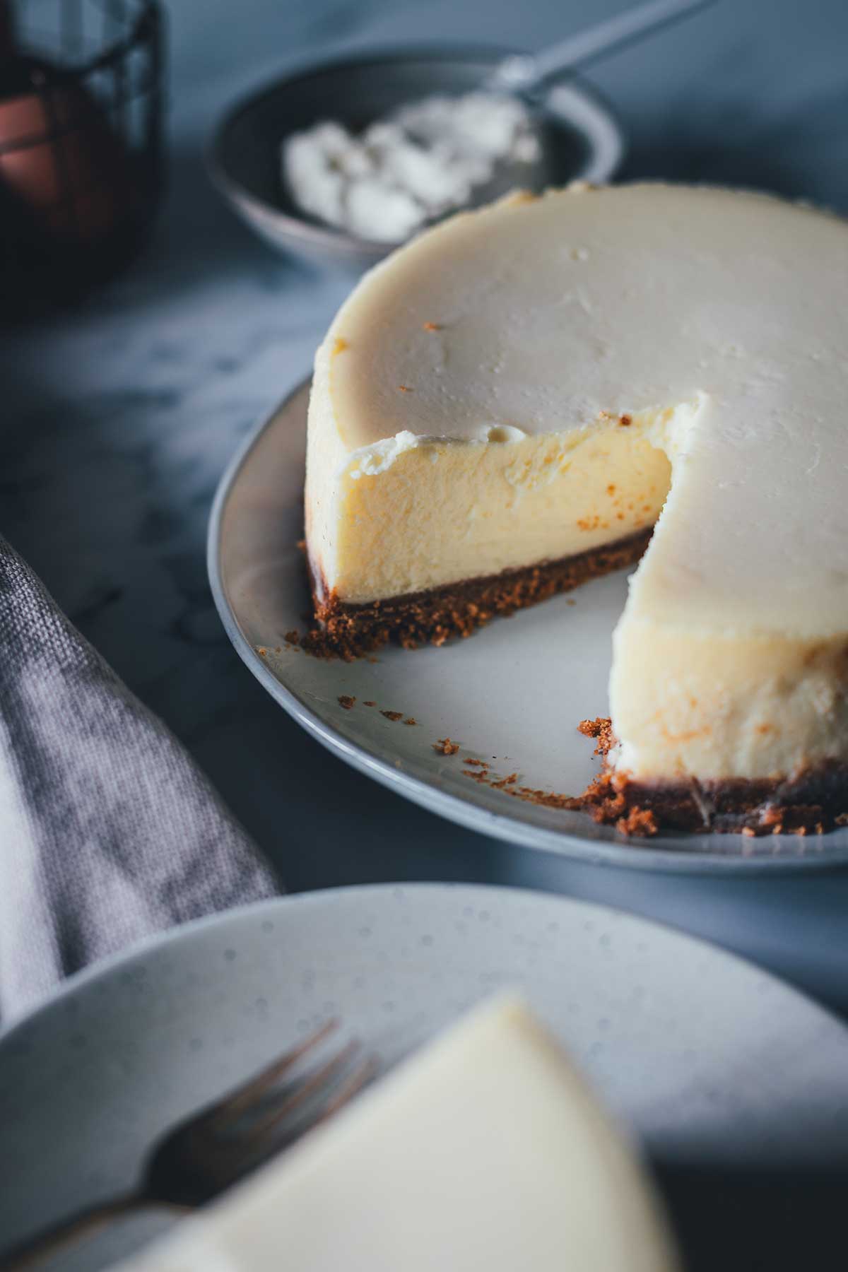 Rezept für den besten New York Cheesecake – cremig, klassisch, ohne Risse. Der Trick: perfekt gedämpft im Thermomix oder Dampfgarer! | moeyskitchen.com