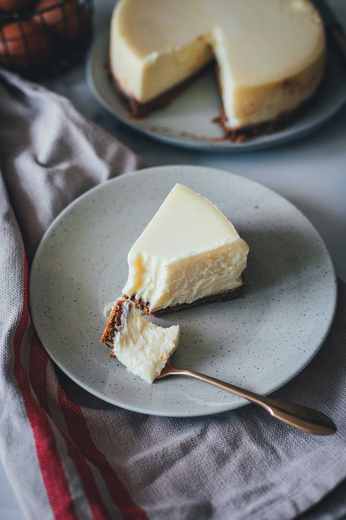 Rezept für den besten New York Cheesecake – cremig, klassisch, ohne Risse. Der Trick: perfekt gedämpft im Thermomix oder Dampfgarer! | moeyskitchen.com