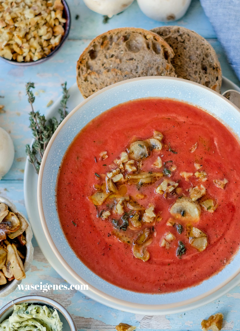 Tomatensuppe mit gebratenen Champignons und Walnüssen von waseigenes