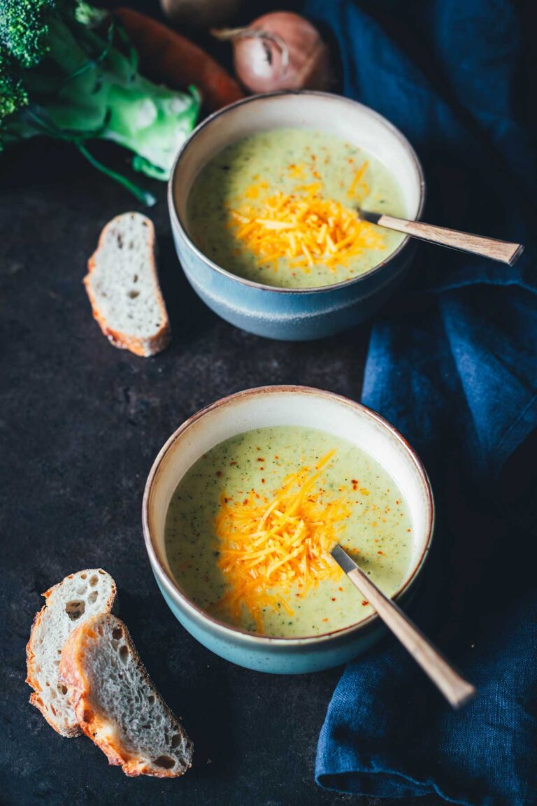 Rezept für ultra cremige Brokkoli-Cheddar-Suppe – so würzig und sahnig! Sie ist aus wenigen Zutaten ganz einfach zubereitet und steht blitzschnell auf dem Tisch. Ganz einfach im Thermomix oder Topf zubereitet! | moeyskitchen.com