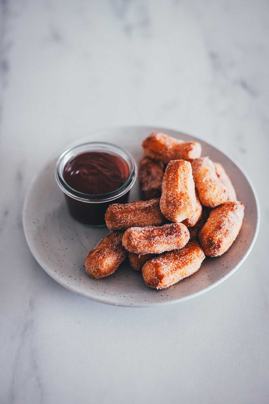 Churros aus der Heißluftfritteuse – knusprige Churro Bites aus dem Airfryer mit dicker Schokoladensauce, Zimt & Zucker. Ganz einfach einfrieren und jederzeit frisch und blitzschnell aufbacken! | moeyskitchen.com