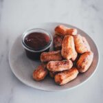 Churros aus der Heißluftfritteuse – knusprige Churro Bites aus dem Airfryer mit dicker Schokoladensauce, Zimt & Zucker. Ganz einfach einfrieren und jederzeit frisch und blitzschnell aufbacken! | moeyskitchen.com
