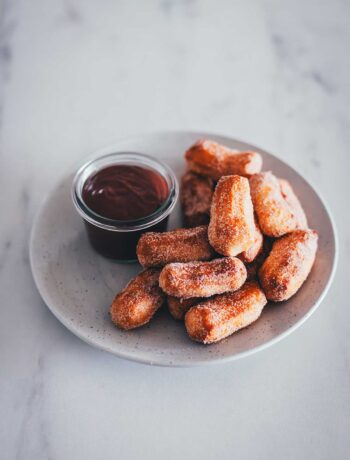 Churros aus der Heißluftfritteuse – knusprige Churro Bites aus dem Airfryer mit dicker Schokoladensauce, Zimt & Zucker. Ganz einfach einfrieren und jederzeit frisch und blitzschnell aufbacken! | moeyskitchen.com