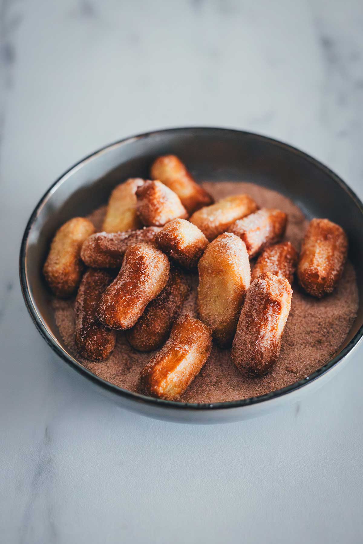 Churros aus der Heißluftfritteuse – knusprige Churro Bites aus dem Airfryer mit dicker Schokoladensauce, Zimt & Zucker. Ganz einfach einfrieren und jederzeit frisch und blitzschnell aufbacken! | moeyskitchen.com