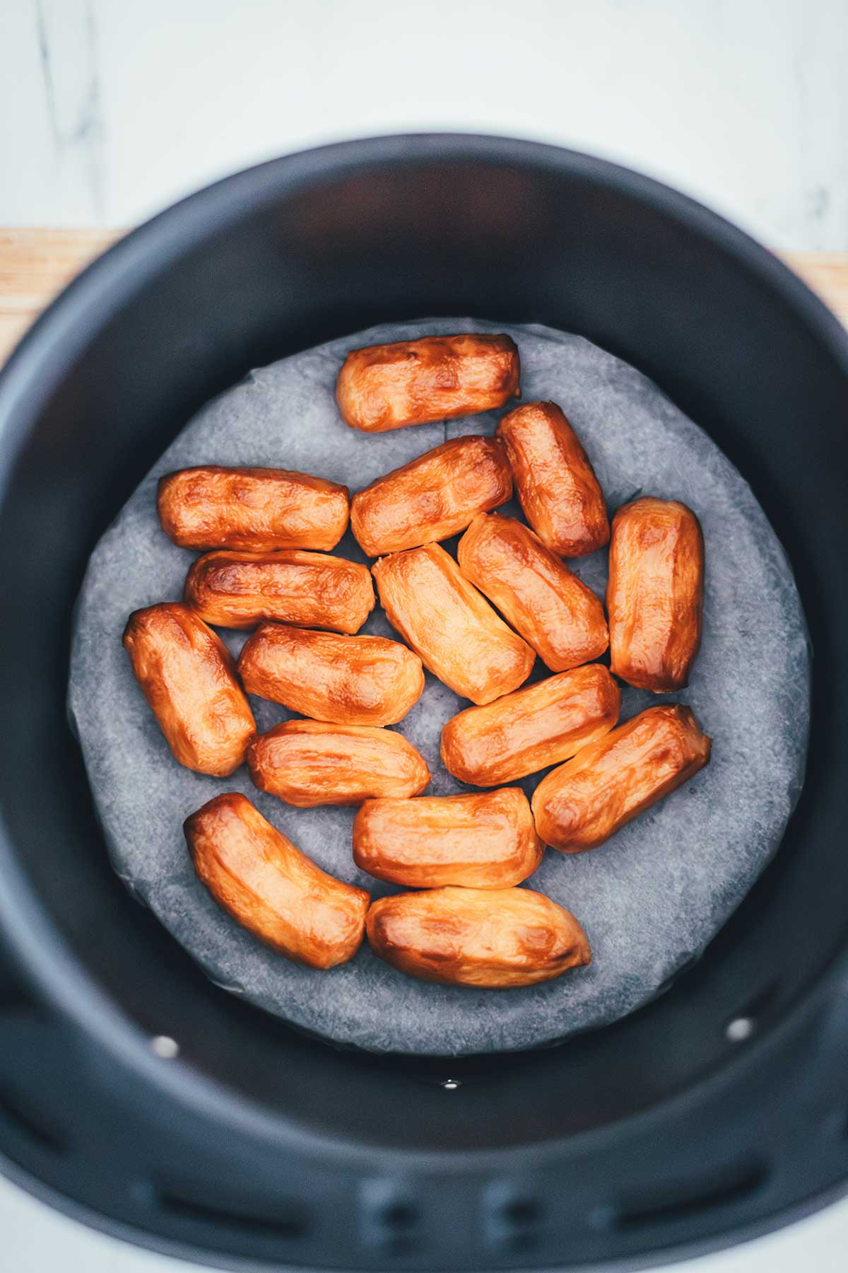 Churros aus der Heißluftfritteuse – knusprige Churro Bites aus dem Airfryer mit dicker Schokoladensauce, Zimt & Zucker. Ganz einfach einfrieren und jederzeit frisch und blitzschnell aufbacken! | moeyskitchen.com