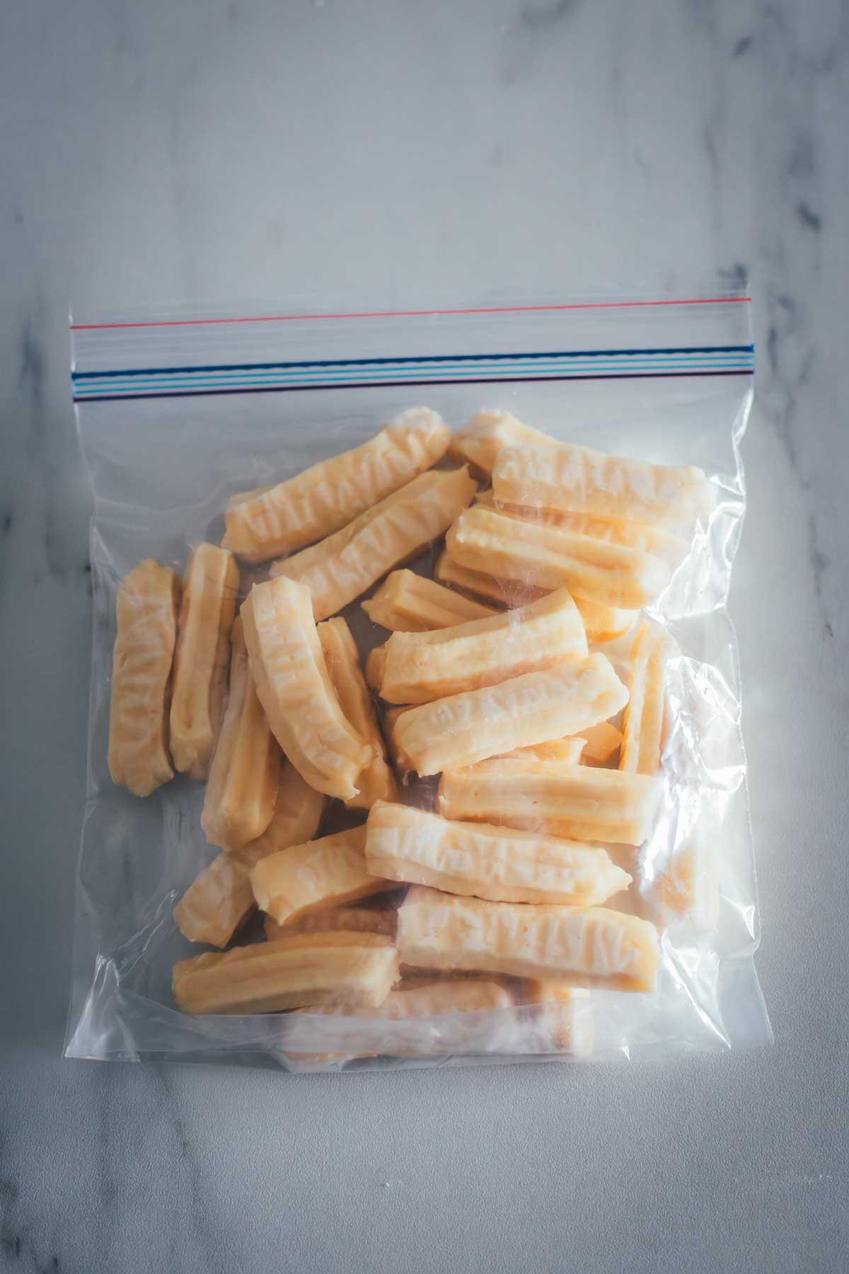 Churros aus der Heißluftfritteuse – knusprige Churro Bites aus dem Airfryer mit dicker Schokoladensauce, Zimt & Zucker. Ganz einfach einfrieren und jederzeit frisch und blitzschnell aufbacken! | moeyskitchen.com