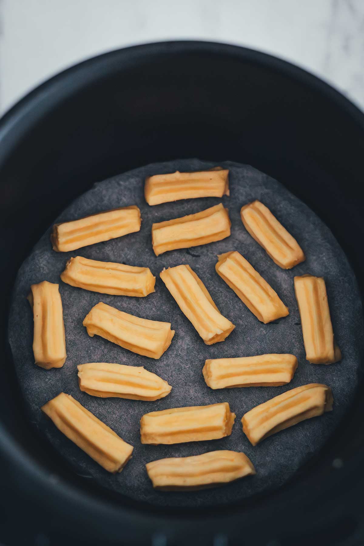 Churros aus der Heißluftfritteuse – knusprige Churro Bites aus dem Airfryer mit dicker Schokoladensauce, Zimt & Zucker. Ganz einfach einfrieren und jederzeit frisch und blitzschnell aufbacken! | moeyskitchen.com