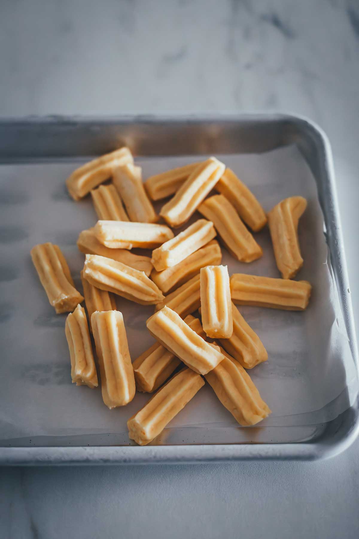 Churros aus der Heißluftfritteuse – knusprige Churro Bites aus dem Airfryer mit dicker Schokoladensauce, Zimt & Zucker. Ganz einfach einfrieren und jederzeit frisch und blitzschnell aufbacken! | moeyskitchen.com