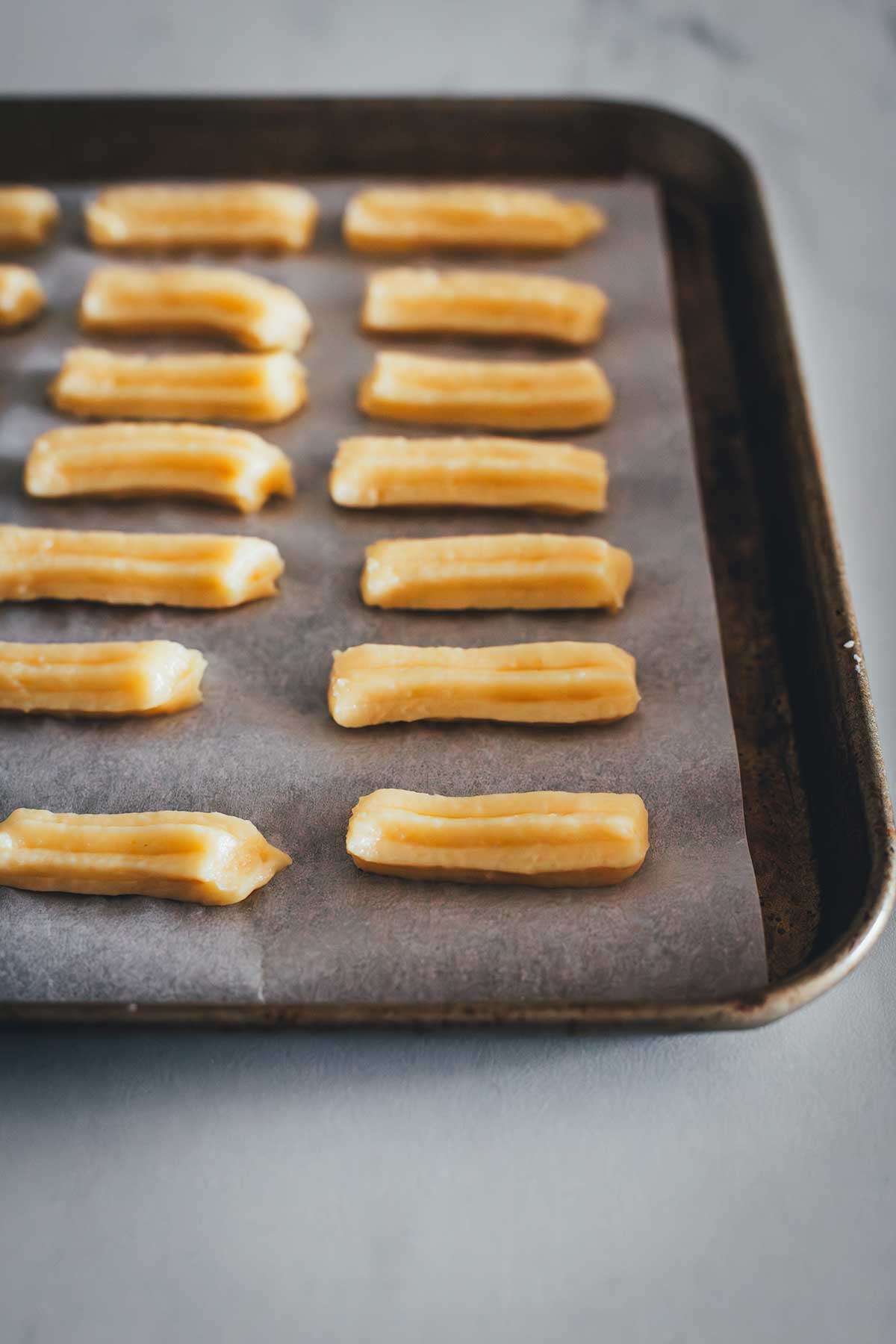 Churros aus der Heißluftfritteuse – knusprige Churro Bites aus dem Airfryer mit dicker Schokoladensauce, Zimt & Zucker. Ganz einfach einfrieren und jederzeit frisch und blitzschnell aufbacken! | moeyskitchen.com