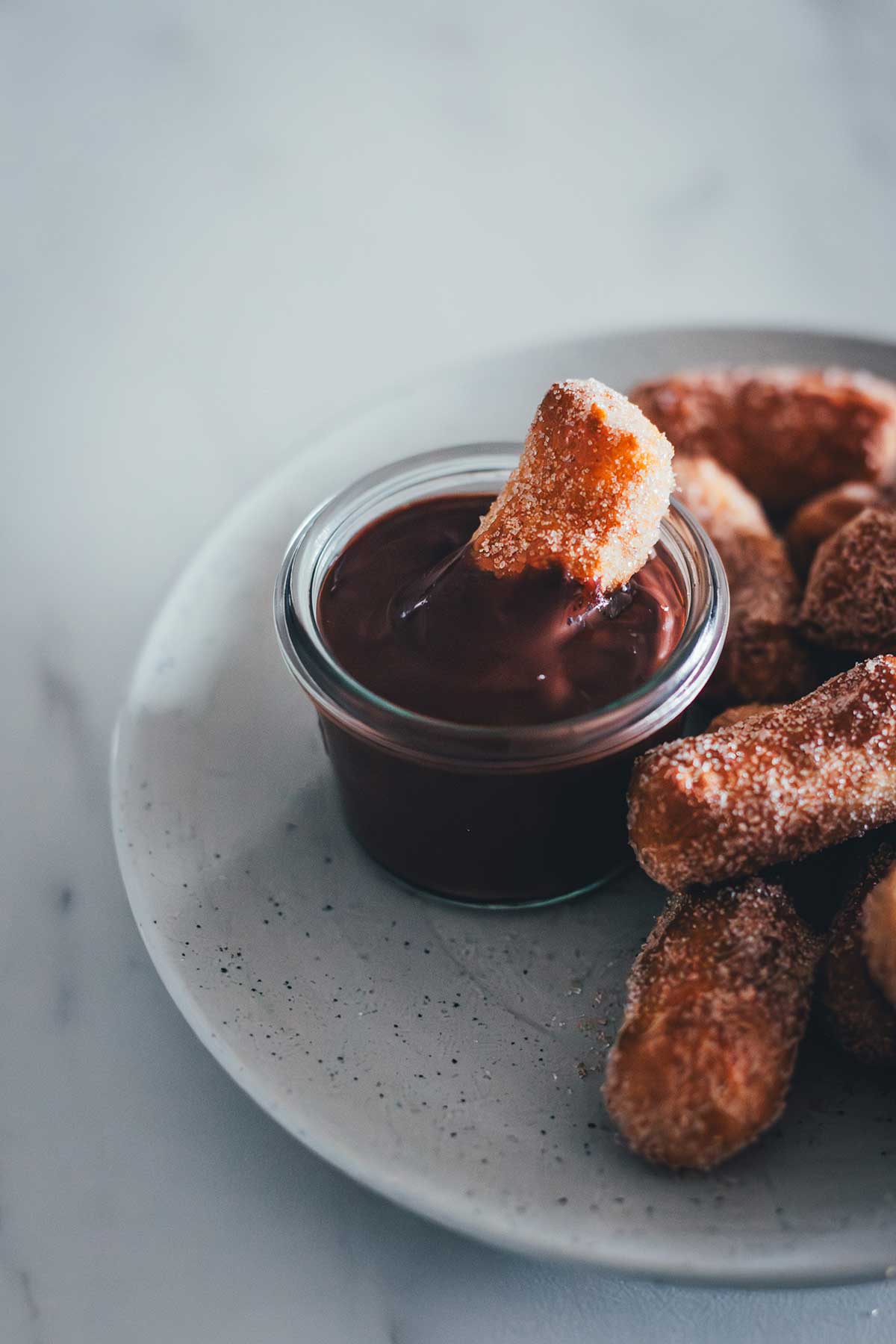 Churros aus der Heißluftfritteuse – knusprige Churro Bites aus dem Airfryer mit dicker Schokoladensauce, Zimt & Zucker. Ganz einfach einfrieren und jederzeit frisch und blitzschnell aufbacken! | moeyskitchen.com