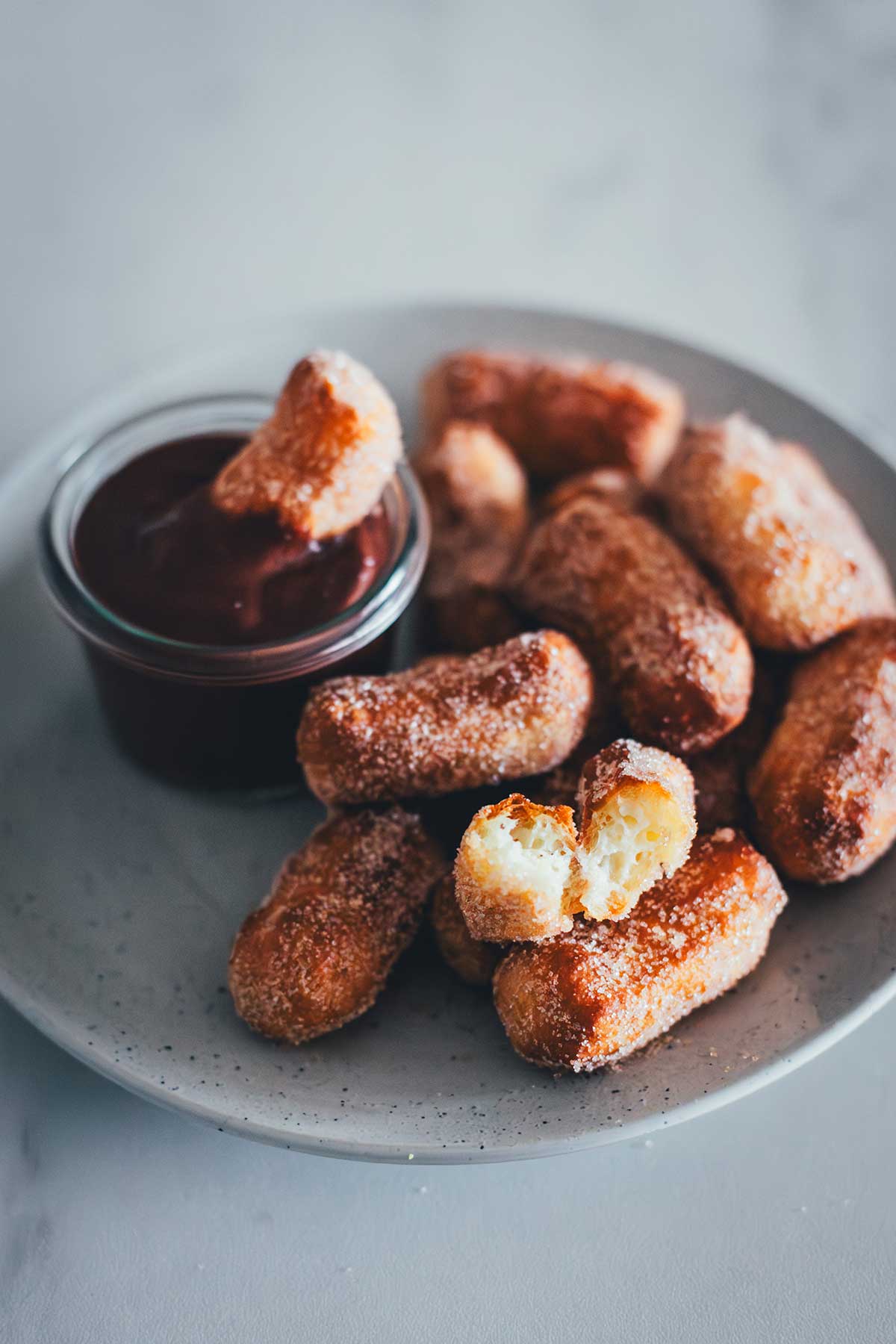 Churros aus der Heißluftfritteuse – knusprige Churro Bites aus dem Airfryer mit dicker Schokoladensauce, Zimt & Zucker. Ganz einfach einfrieren und jederzeit frisch und blitzschnell aufbacken! | moeyskitchen.com