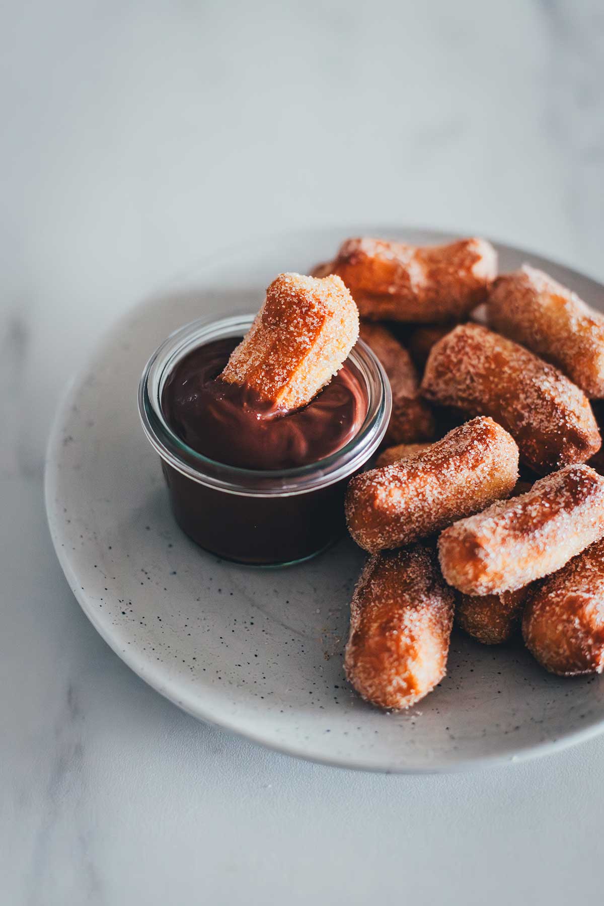 Churros aus der Heißluftfritteuse – knusprige Churro Bites aus dem Airfryer mit dicker Schokoladensauce, Zimt & Zucker. Ganz einfach einfrieren und jederzeit frisch und blitzschnell aufbacken! | moeyskitchen.com
