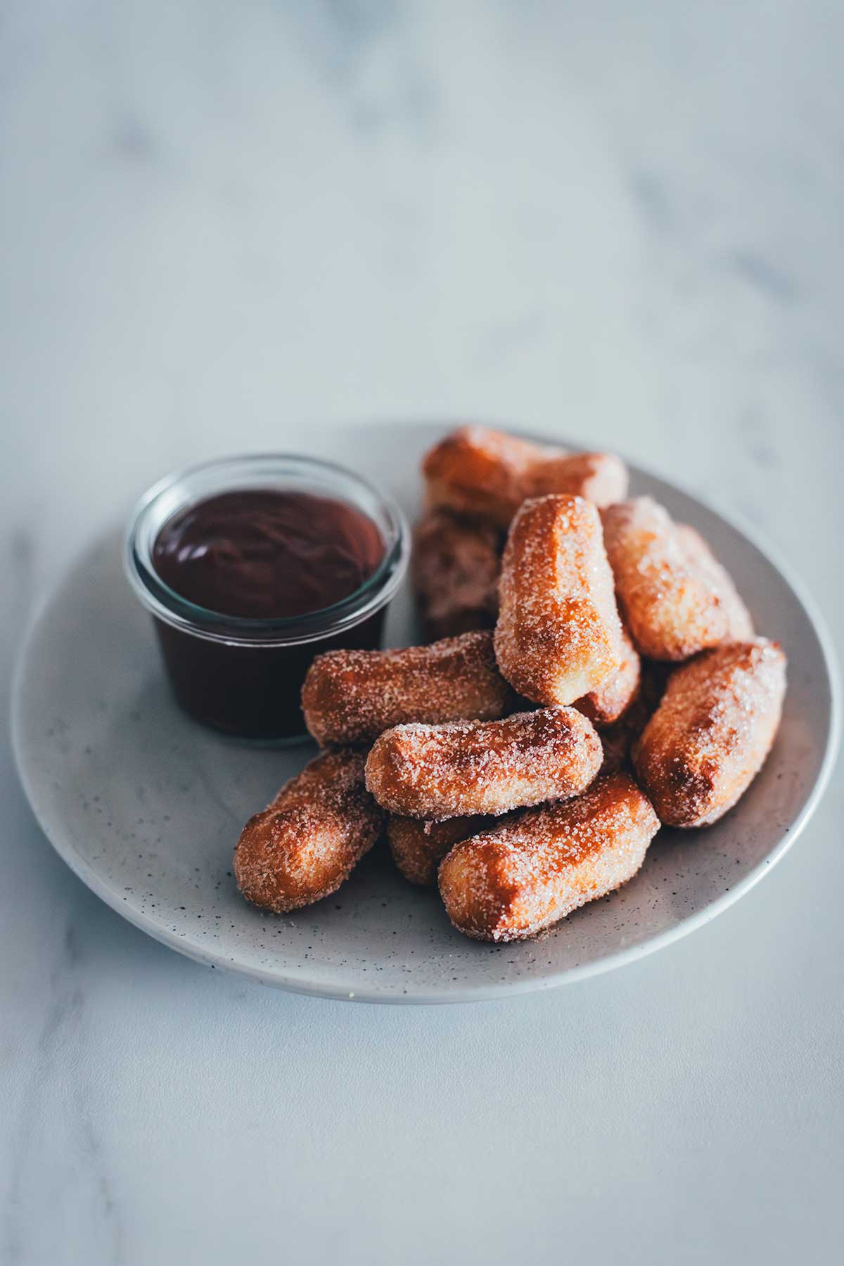 Churros aus der Heißluftfritteuse – knusprige Churro Bites aus dem Airfryer mit dicker Schokoladensauce, Zimt & Zucker. Ganz einfach einfrieren und jederzeit frisch und blitzschnell aufbacken! | moeyskitchen.com