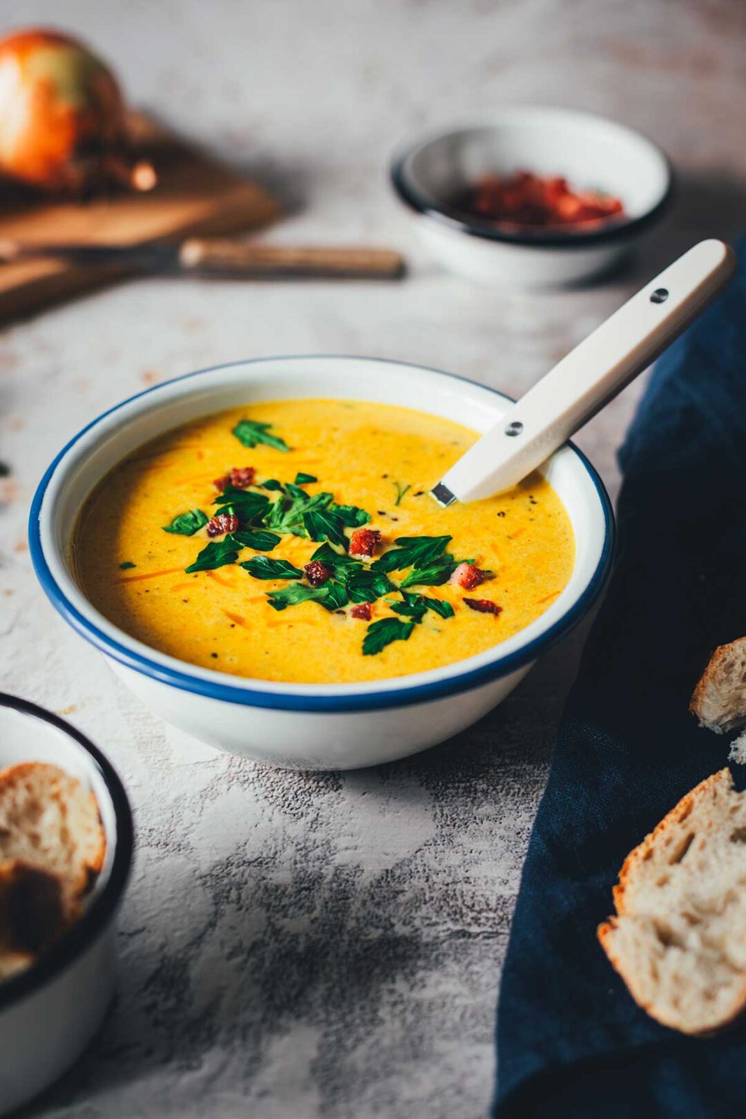 Corn Chowder ist eine cremige Maissuppe mit Speck und Cheddar. Die Süße vom Mais trifft auf würzigen Speck, dazu Kartoffeln, eine leicht pikante Note und geschmolzener Cheddar. In 30 Minuten serviert! | moeyskitchen.com