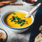 Corn Chowder ist eine cremige Maissuppe mit Speck und Cheddar. Die Süße vom Mais trifft auf würzigen Speck, dazu Kartoffeln, eine leicht pikante Note und geschmolzener Cheddar. In 30 Minuten serviert! | moeyskitchen.com