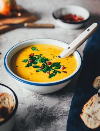 Corn Chowder ist eine cremige Maissuppe mit Speck und Cheddar. Die Süße vom Mais trifft auf würzigen Speck, dazu Kartoffeln, eine leicht pikante Note und geschmolzener Cheddar. In 30 Minuten serviert! | moeyskitchen.com