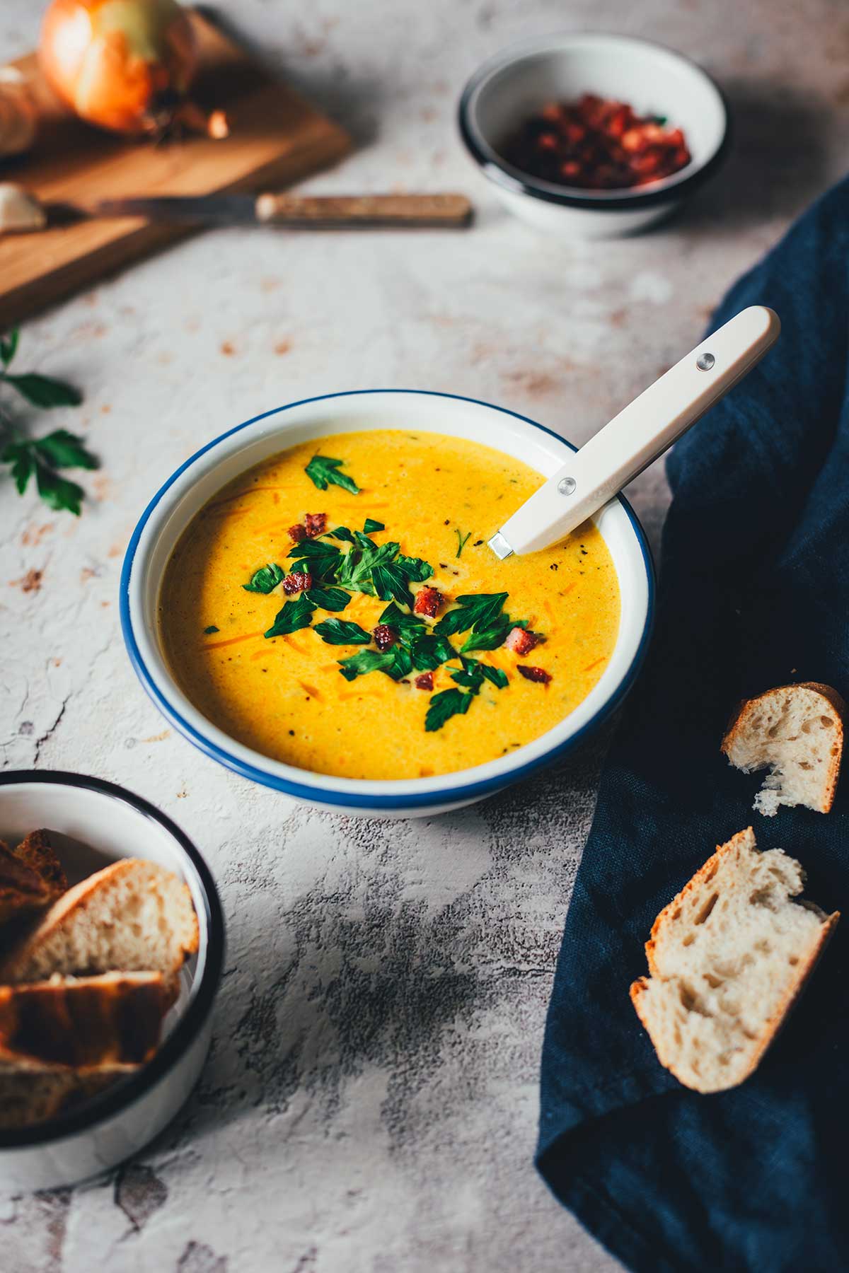 Corn Chowder ist eine cremige Maissuppe mit Speck und Cheddar. Die Süße vom Mais trifft auf würzigen Speck, dazu Kartoffeln, eine leicht pikante Note und geschmolzener Cheddar. In 30 Minuten serviert! | moeyskitchen.com