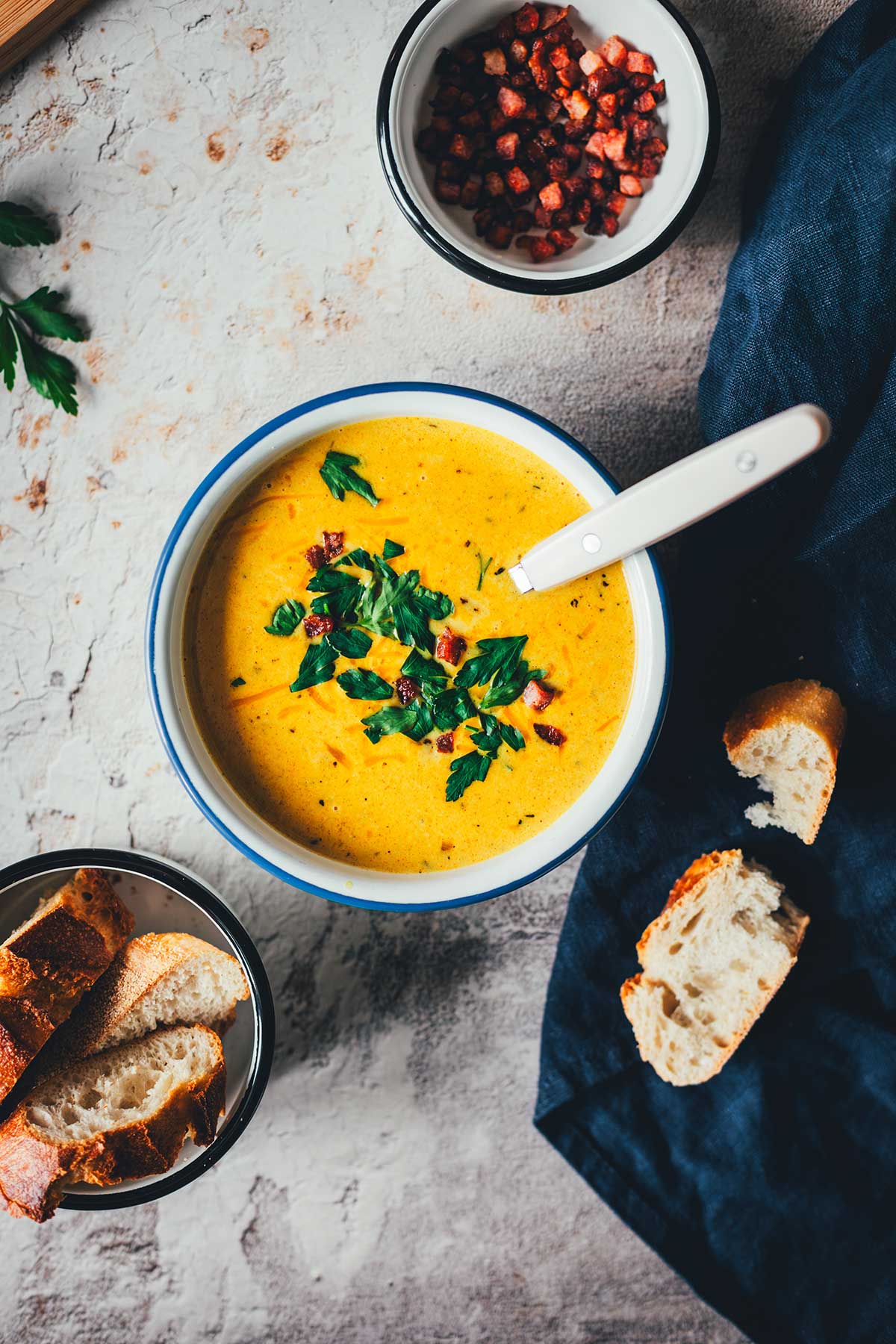 Corn Chowder ist eine cremige Maissuppe mit Speck und Cheddar. Die Süße vom Mais trifft auf würzigen Speck, dazu Kartoffeln, eine leicht pikante Note und geschmolzener Cheddar. In 30 Minuten serviert! | moeyskitchen.com