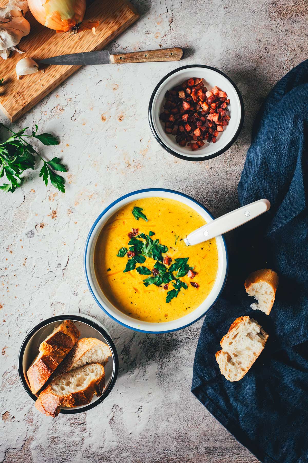 Corn Chowder ist eine cremige Maissuppe mit Speck und Cheddar. Die Süße vom Mais trifft auf würzigen Speck, dazu Kartoffeln, eine leicht pikante Note und geschmolzener Cheddar. In 30 Minuten serviert! | moeyskitchen.com