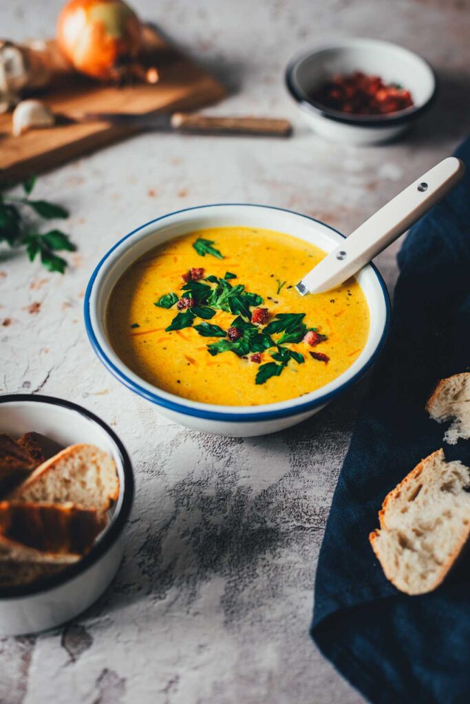 Corn Chowder ist eine cremige Maissuppe mit Speck und Cheddar. Die Süße vom Mais trifft auf würzigen Speck, dazu Kartoffeln, eine leicht pikante Note und geschmolzener Cheddar. In 30 Minuten serviert! | moeyskitchen.com