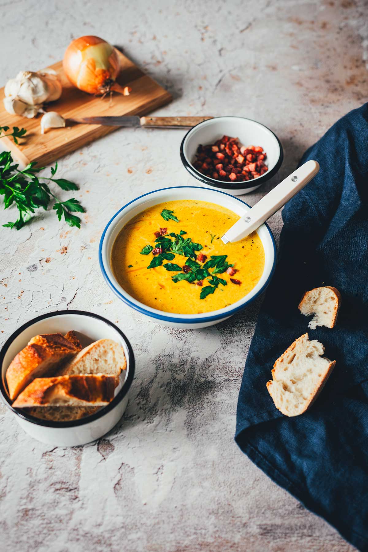 Corn Chowder ist eine cremige Maissuppe mit Speck und Cheddar. Die Süße vom Mais trifft auf würzigen Speck, dazu Kartoffeln, eine leicht pikante Note und geschmolzener Cheddar. In 30 Minuten serviert! | moeyskitchen.com