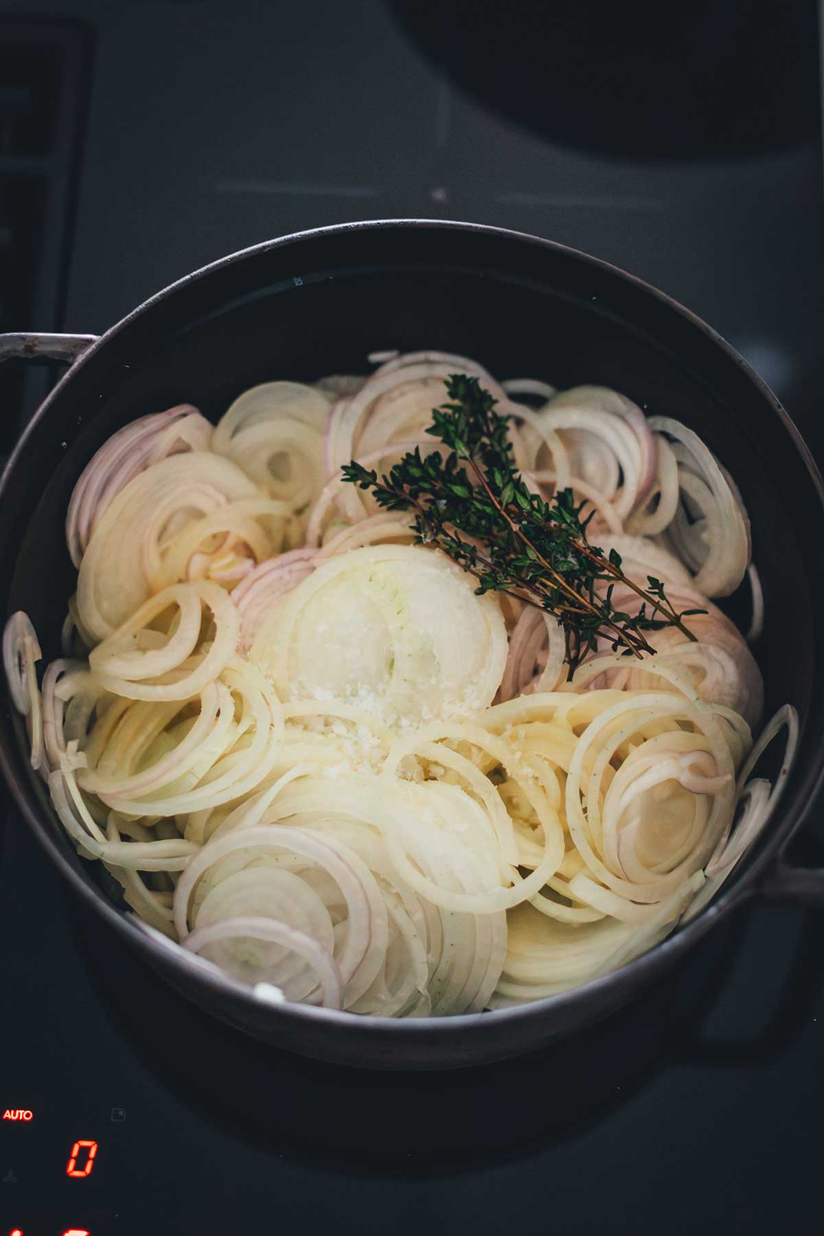 Süßlich karamellisierte Zwiebeln, herzhafte Brühe und kross überbackenes Gruyère-Brot – diese französische Zwiebelsuppe bringt echtes Bistro-Feeling nach Hause. | moeyskitchen.com