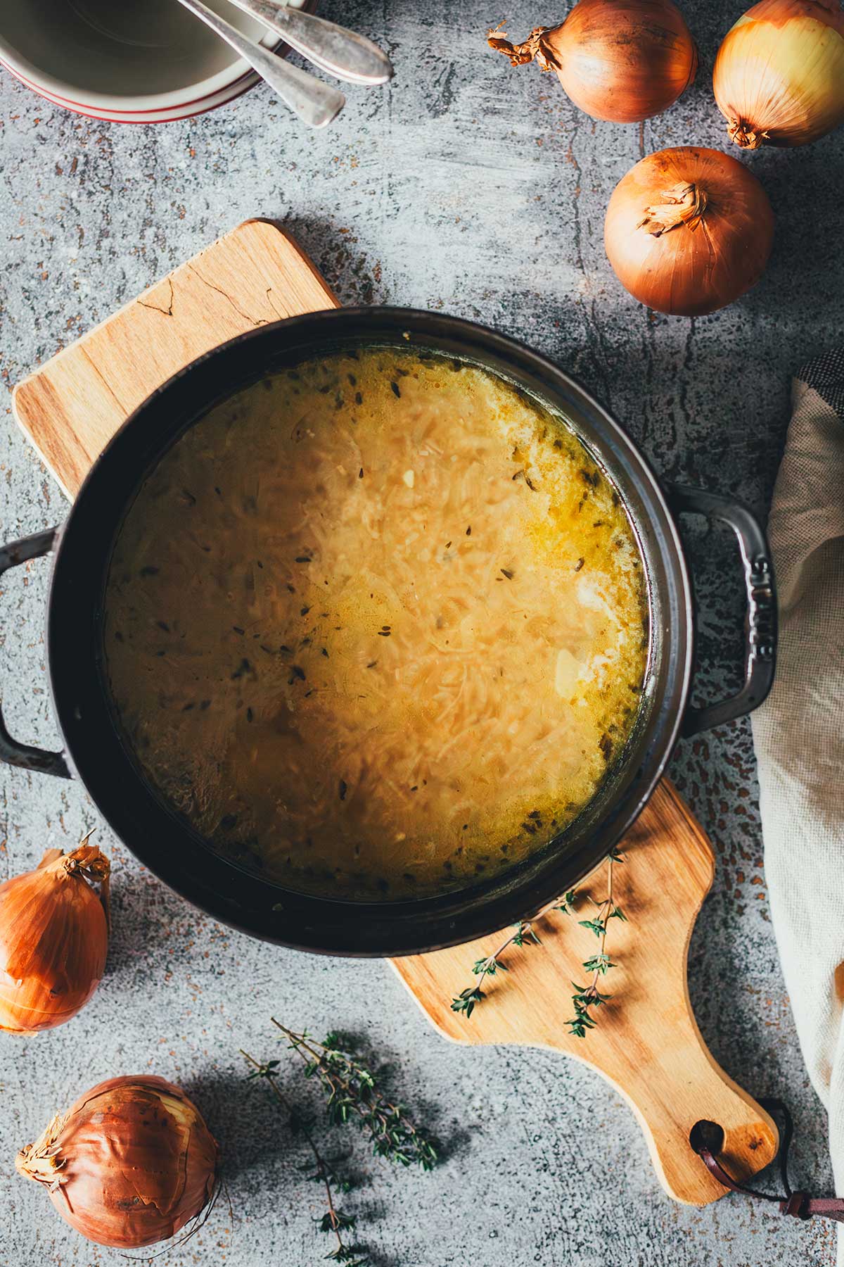 Süßlich karamellisierte Zwiebeln, herzhafte Brühe und kross überbackenes Gruyère-Brot – diese französische Zwiebelsuppe bringt echtes Bistro-Feeling nach Hause. | moeyskitchen.com