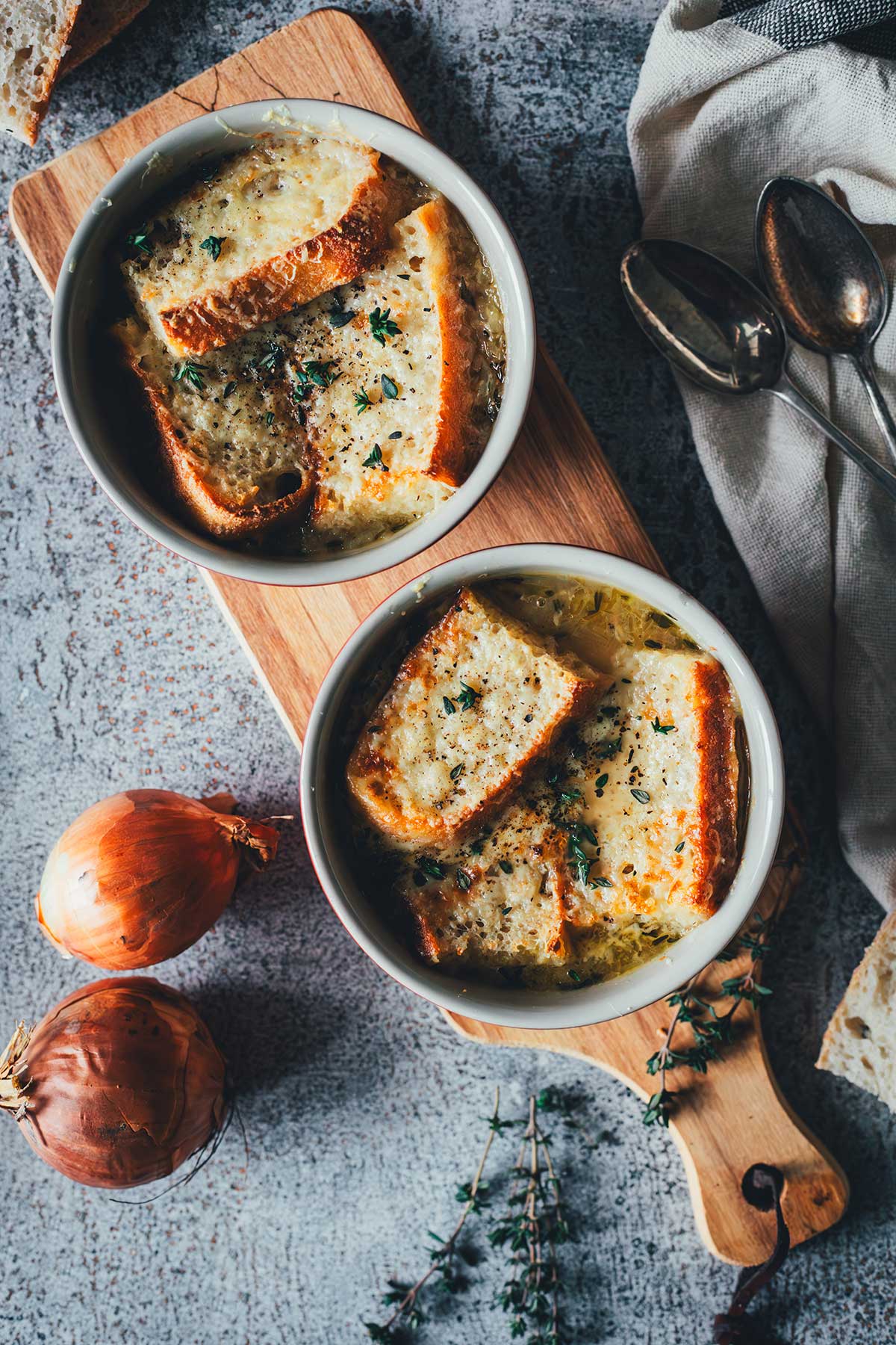 Süßlich karamellisierte Zwiebeln, herzhafte Brühe und kross überbackenes Gruyère-Brot – diese französische Zwiebelsuppe bringt echtes Bistro-Feeling nach Hause. | moeyskitchen.com