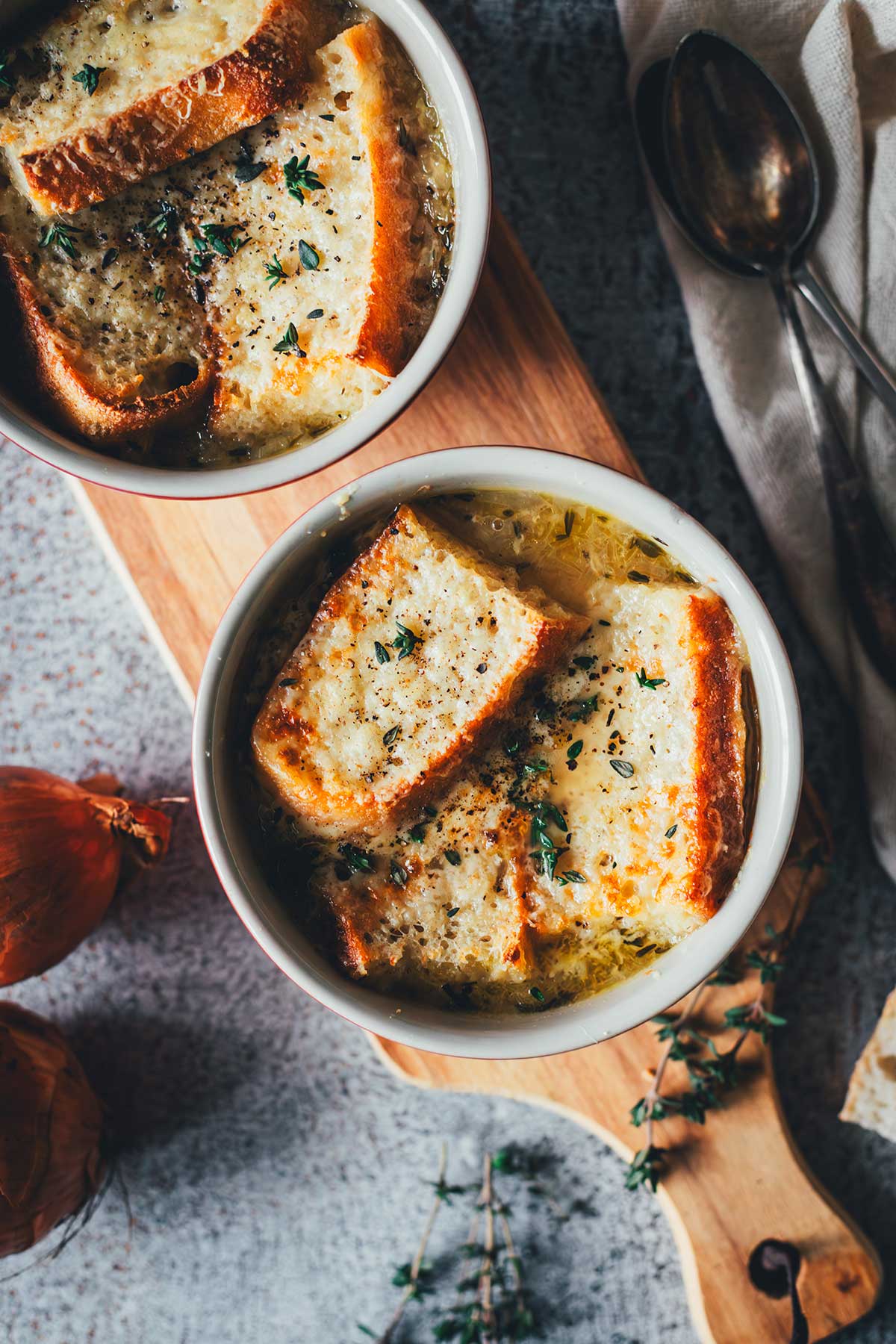 Süßlich karamellisierte Zwiebeln, herzhafte Brühe und kross überbackenes Gruyère-Brot – diese französische Zwiebelsuppe bringt echtes Bistro-Feeling nach Hause. | moeyskitchen.com