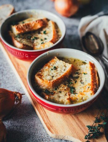 Süßlich karamellisierte Zwiebeln, herzhafte Brühe und kross überbackenes Gruyère-Brot – diese französische Zwiebelsuppe bringt echtes Bistro-Feeling nach Hause. | moeyskitchen.com