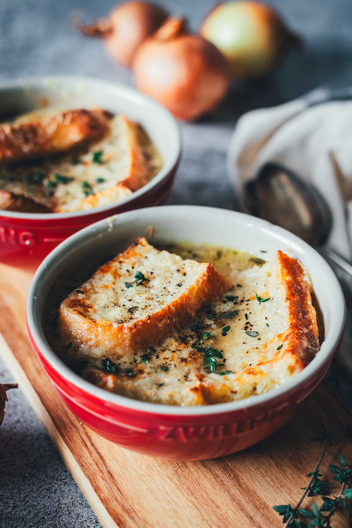Süßlich karamellisierte Zwiebeln, herzhafte Brühe und kross überbackenes Gruyère-Brot – diese französische Zwiebelsuppe bringt echtes Bistro-Feeling nach Hause. | moeyskitchen.com