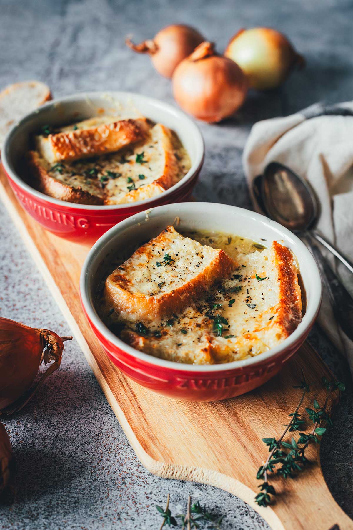 Süßlich karamellisierte Zwiebeln, herzhafte Brühe und kross überbackenes Gruyère-Brot – diese französische Zwiebelsuppe bringt echtes Bistro-Feeling nach Hause. | moeyskitchen.com