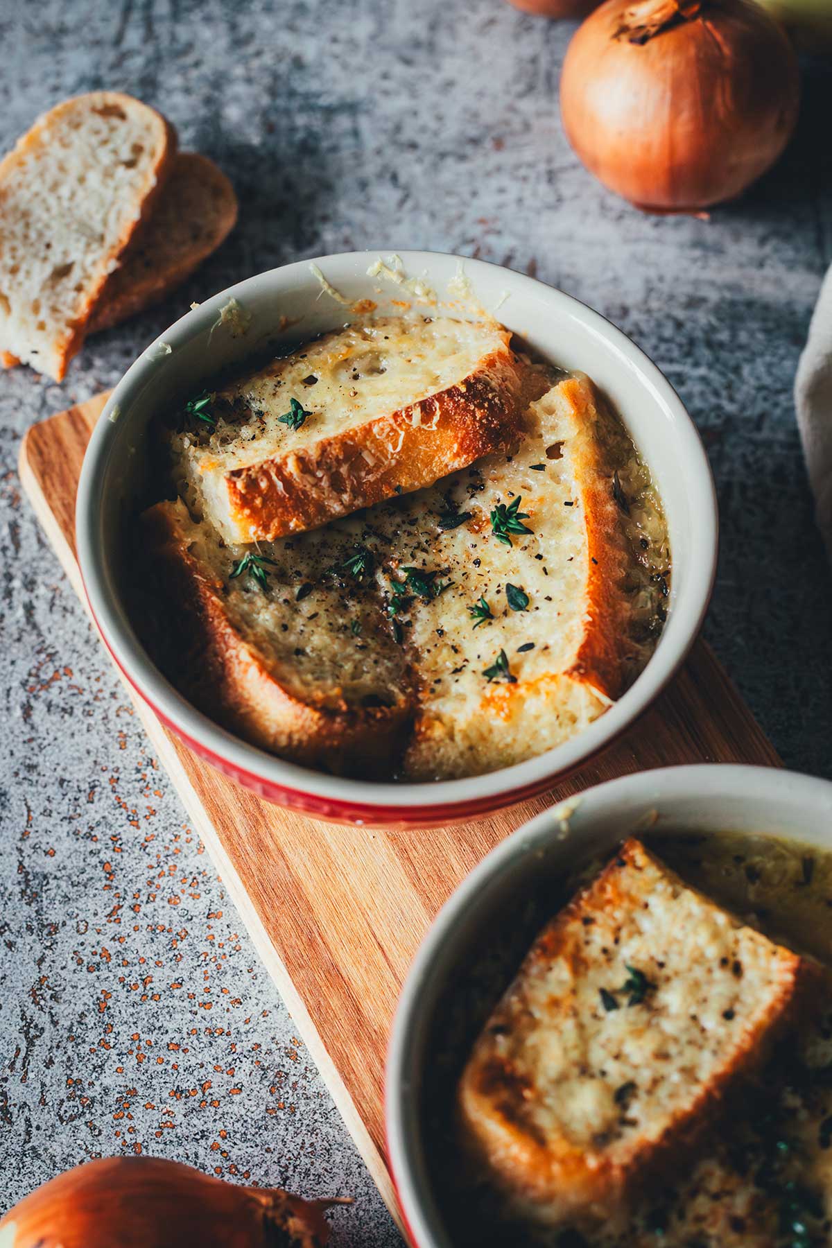 Süßlich karamellisierte Zwiebeln, herzhafte Brühe und kross überbackenes Gruyère-Brot – diese französische Zwiebelsuppe bringt echtes Bistro-Feeling nach Hause. | moeyskitchen.com