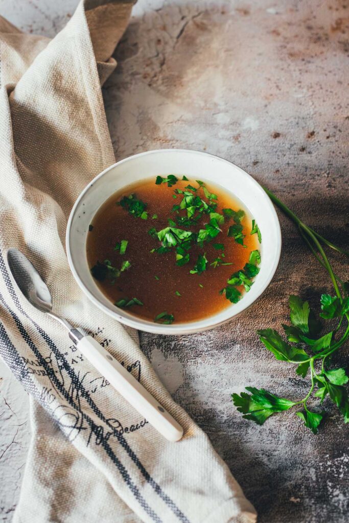 Eine Schale frisch gekochte wird mit Petersilie bestreut serviert | moeyskitchen.com