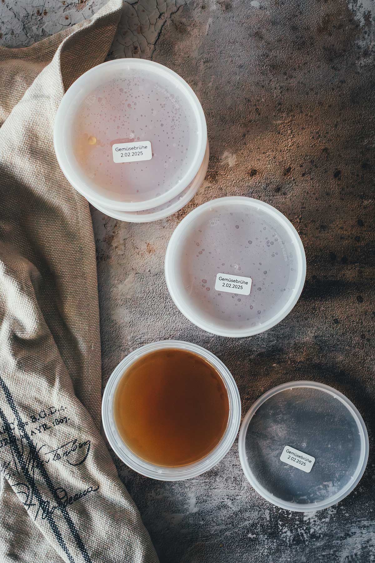 Selbst gekochte Gemüsebrühe wird in 400 ml Portionen in Plastikcontainern aufbewahrt und eingefroren. | moeyskitchen.com