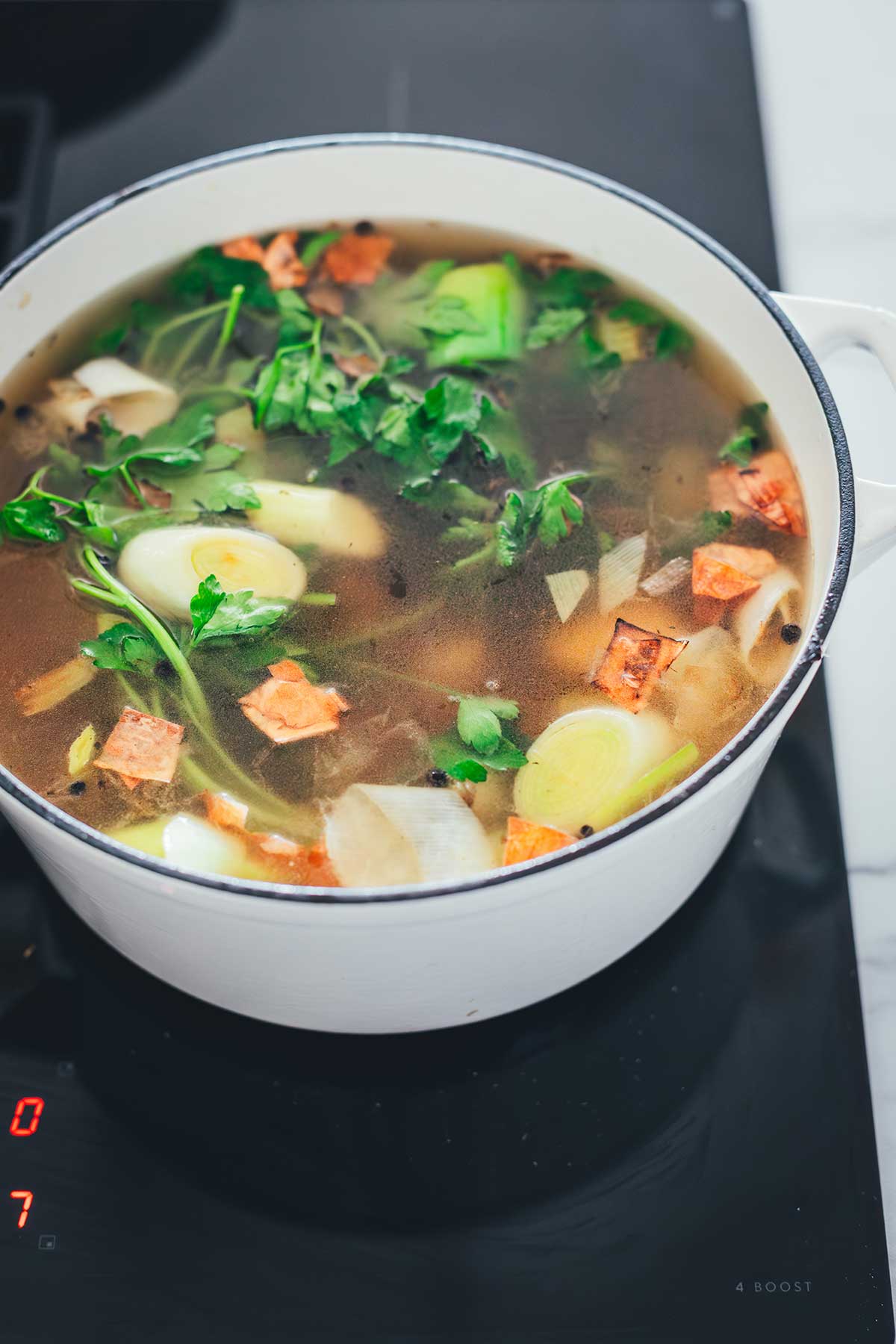 Gemüsebrühe köchelt in einem Topf auf dem Herd vor sich hin | moeyskitchen.com
