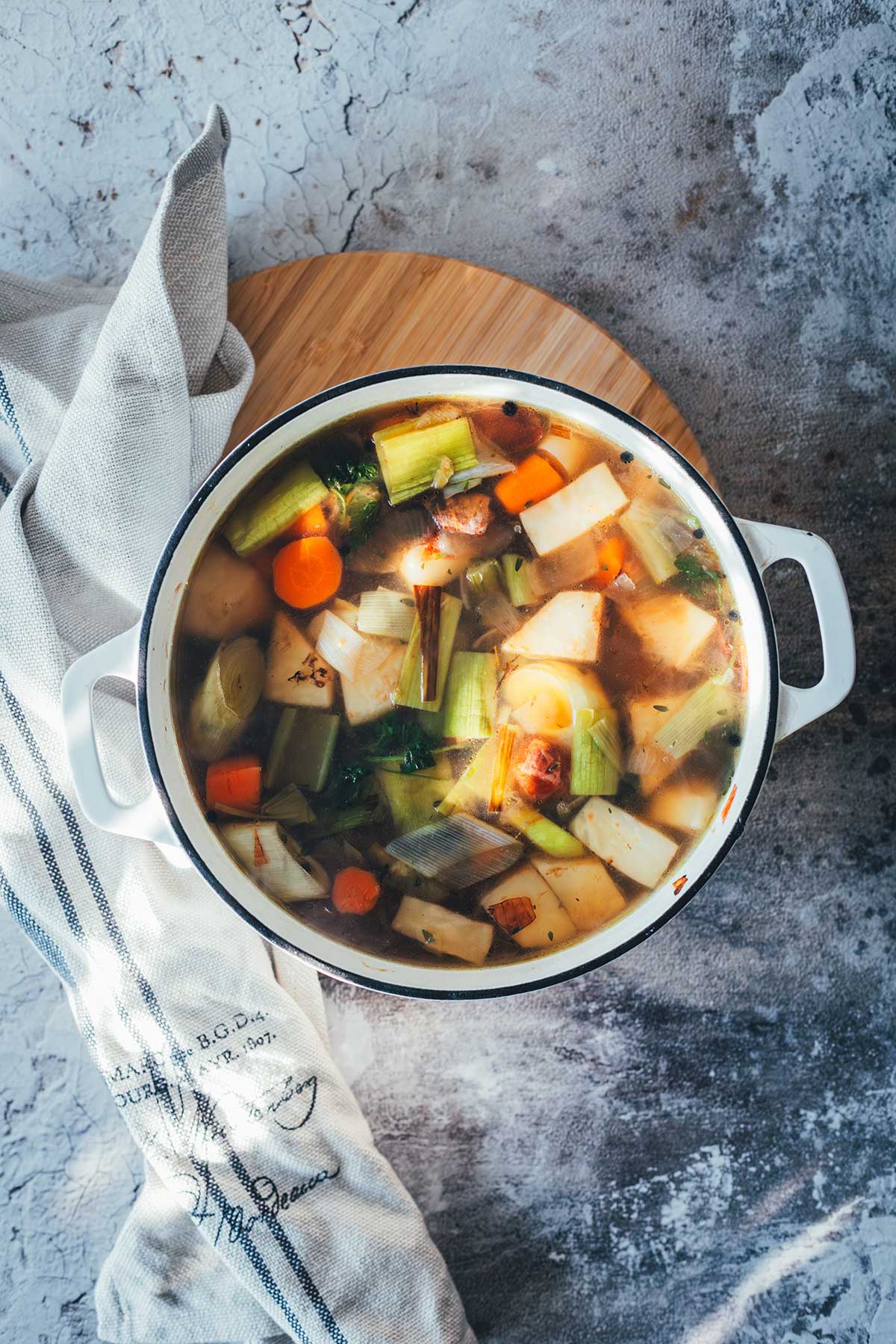 Ausgekochtes Gemüse in einer selbst gemachten Gemüsebrühe in einem gusseisernen Topf | moeyskitchen.com