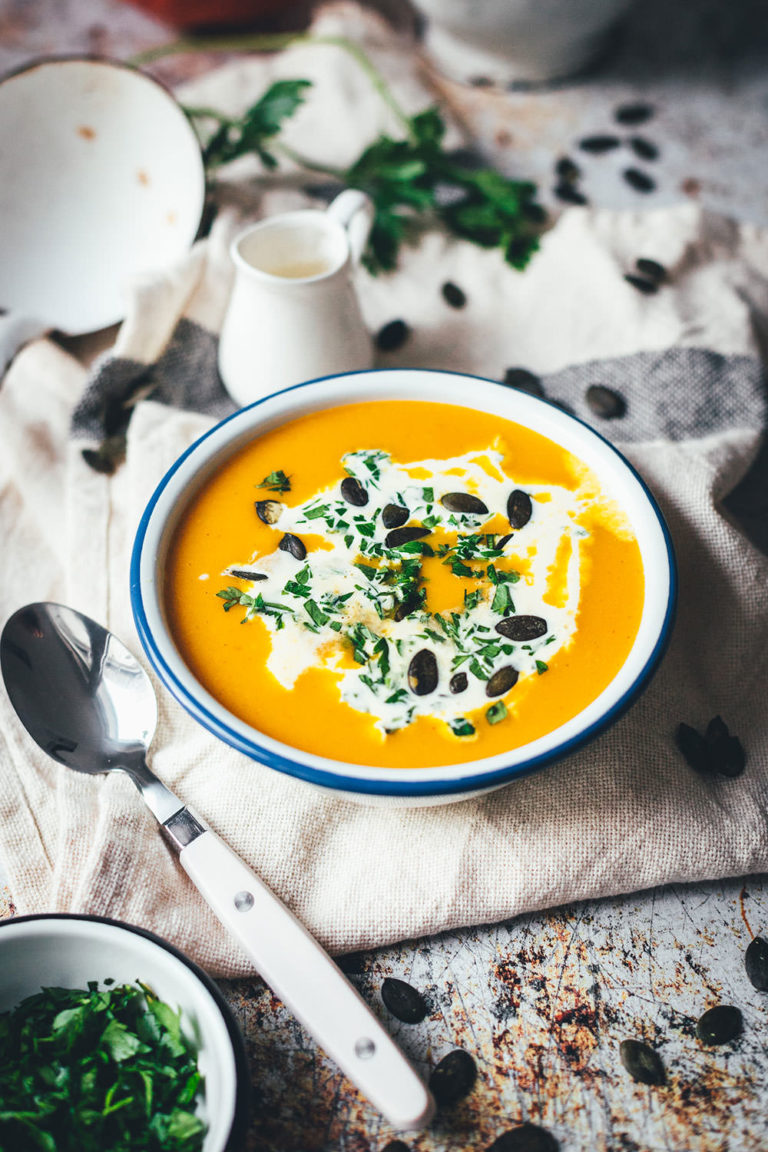 Rezept für klassische Kürbissuppe. Ganz einfache und unkomplizierte, vegetarische Suppe aus Hokkaido Kürbis, Kartoffeln und Möhren. Verfeinert mit Sahne und Kürbiskernen und mit Curry abgeschmeckt. Blitzschnell auf dem Tisch und so lecker! | moeyskitchen.com